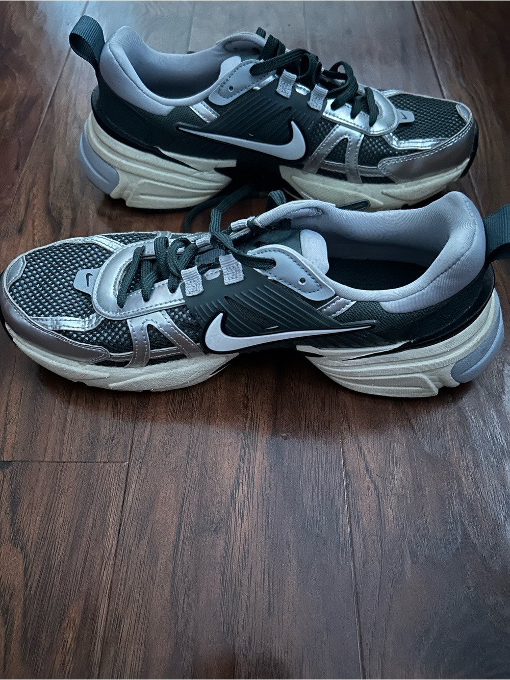 Nike Men's Gray and Silver Athletic Sneakers - Picture 6 of 7